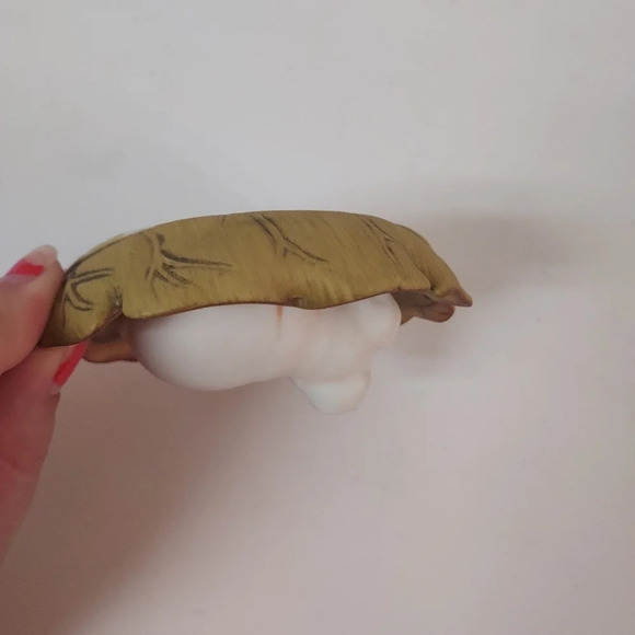 Jaffe Rose - Akita - Porcelain Sleeping Pig on Leaf Figurine - Picture 6 of 10